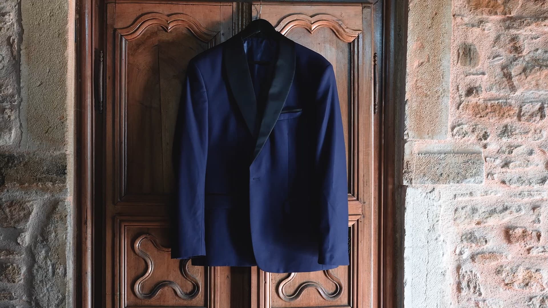 Veste de smoking bleu nuit Effet Papillon filmée au Domaine de la Ruisselière par Deux Lumières Production