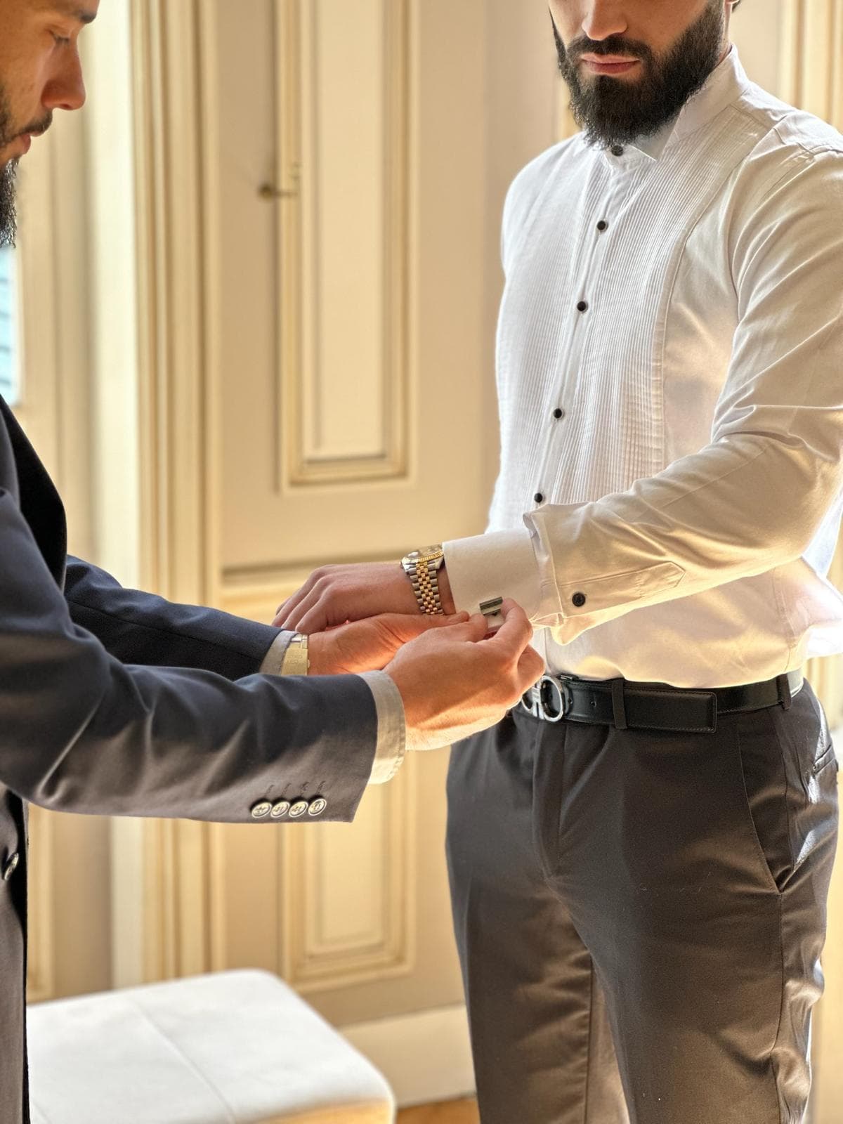 Essayage d'un costume au showroom Effet Papillon avec un conseiller