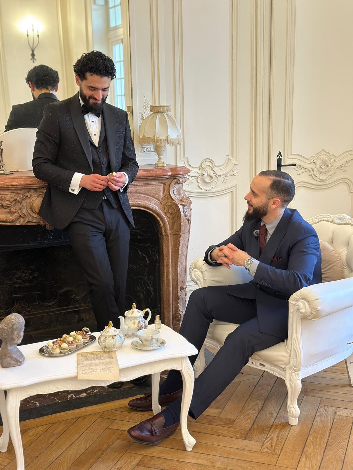 Détail d'un costume haut de gamme — finitions et revers