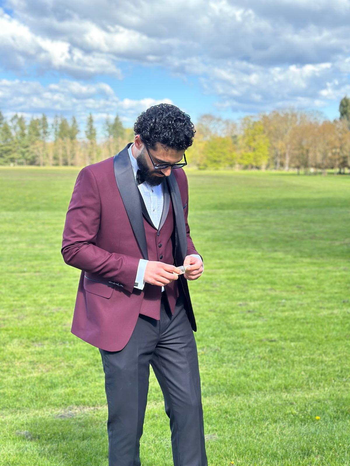 Costume de mariage bordeaux porté en extérieur — Effet Papillon Lyon